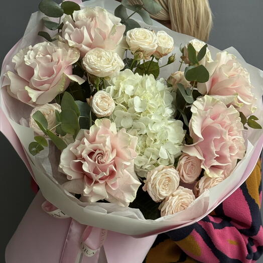 Роскошный букет с ажурными розами и гортензией 🤍🌸🩷