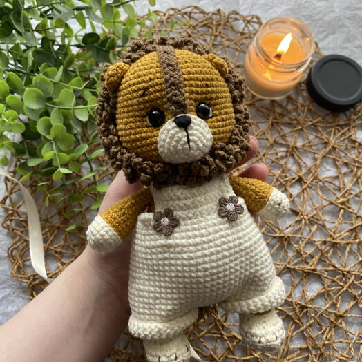 Вязаная игрушка львенок