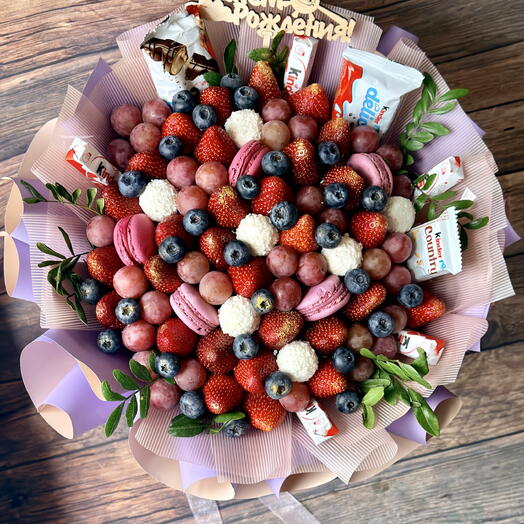 Букет из клубники и шоколадок
