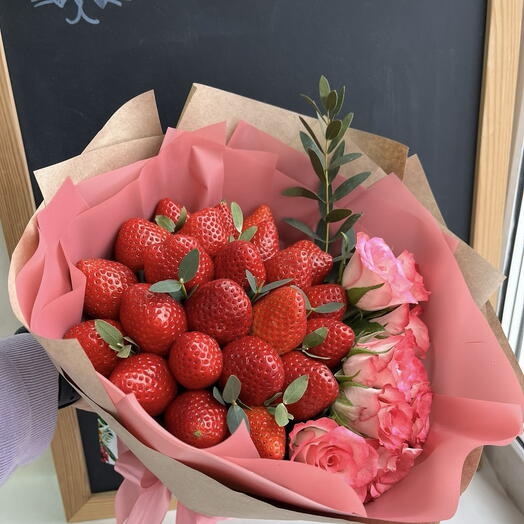Клубника с розами мини