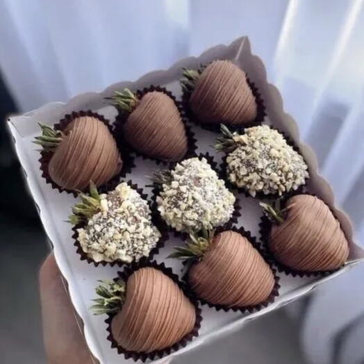 Клубника в шоколаде с кешью