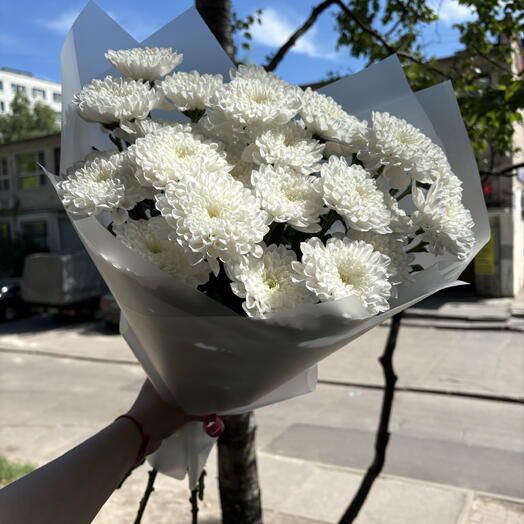 5 кустовых хризантем в оформлении