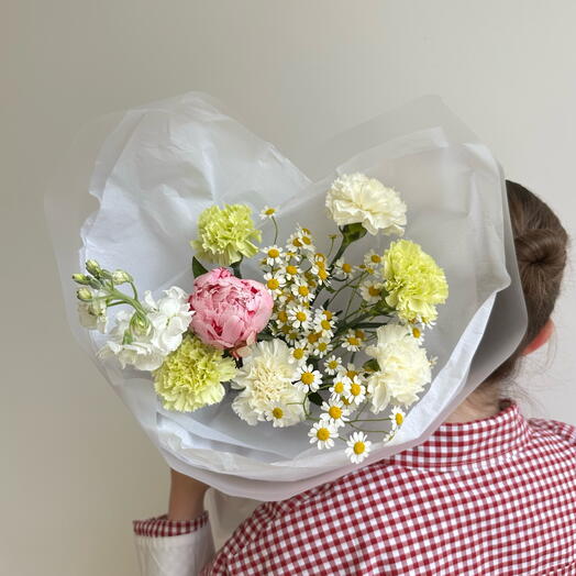 Букет с пионом, матрикарией, диантусами и маттиолой🌸