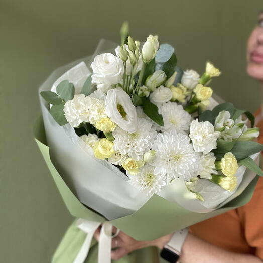 Нежный и стойкий букет с эустомой, хризантемой и кустовыми гвоздиками