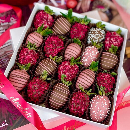 Клубника в Бельгийском шоколаде Callebaut 24-16 шт. Подарочный набор 2002.Leora chocolate
