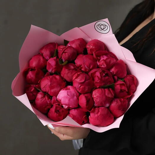 Букет из 25 ярко-розовых пионов Red Sarah Bernhardt Standart Plus в розовой упаковке