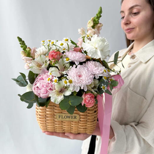 Корзинка с пионом, кустовой розой, танацетумом и хризантемой