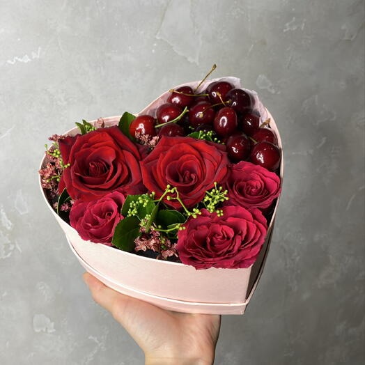 Подарочный набор S с цветами и спелой черешней🥰