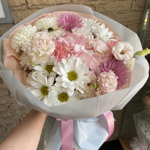 Букет из хризантем, эустом, гермини