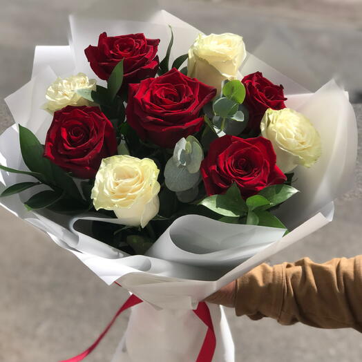 Ramo de rosas blancas y rojas