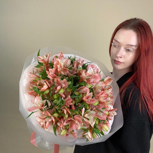 Яркий розовый букет из стойких альстромерий