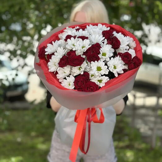 Кустовые розы и хризантемы
