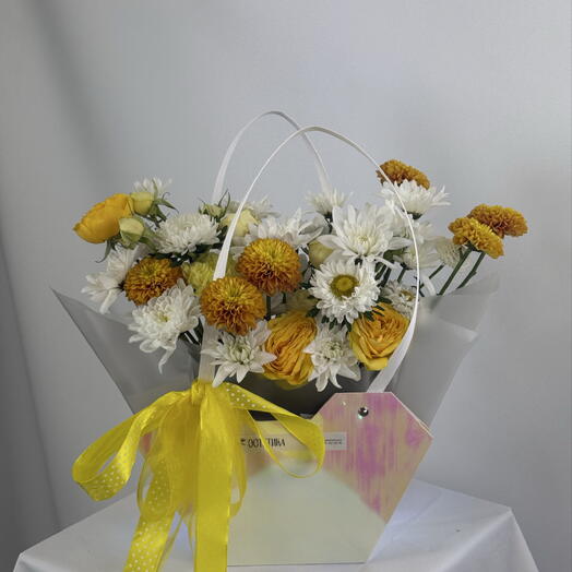 Цветочная композиция с хризантемой сантини