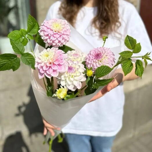 Букет из 5 Нежных Бело-сиреневых Георгин с Веточками Малины