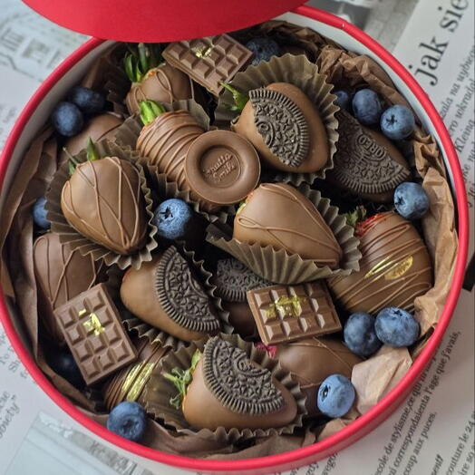Клубника в шоколаде с печеньем Oreo и голубикой в подарочной коробке