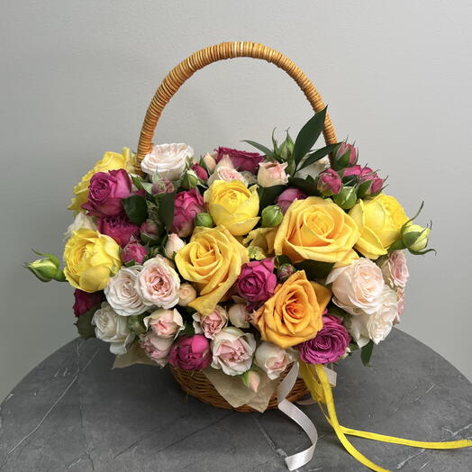 Яркая корзина с розами