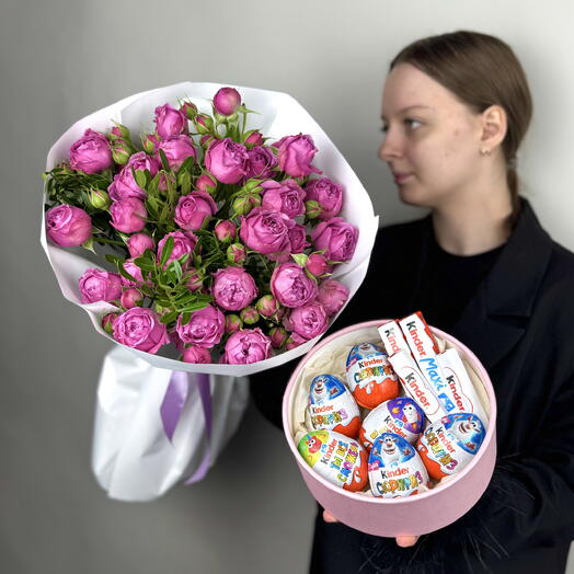 Кустовые розы и коробка со сладостями