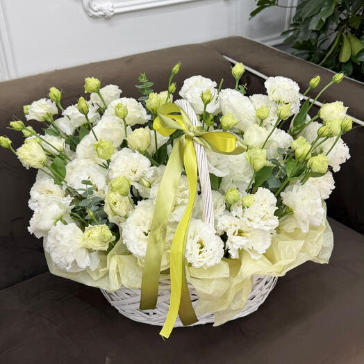 Корзина с белым лизиантусом