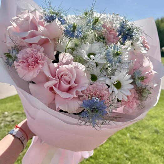 Букет с розами и нигеллой Лето