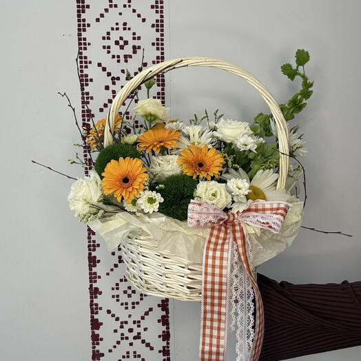 Корзина с герберами и ромашкой «Солнечный сад»