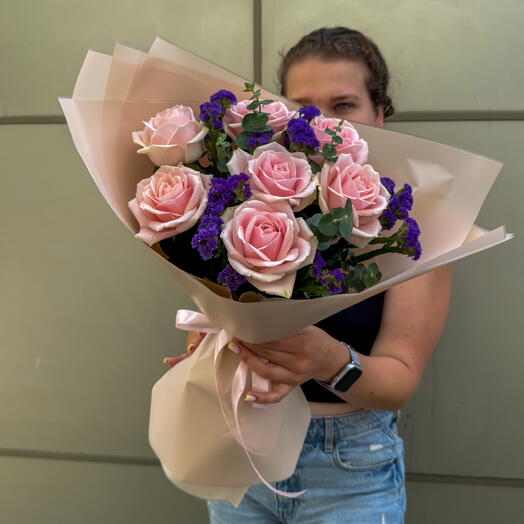 ХИТ‼️ Розовые розы со статицей в бежевой дофаминовой упаковке+ сладкий подарок 🎁