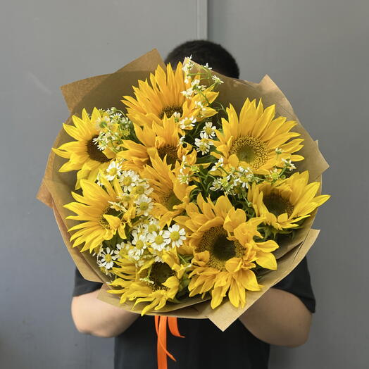 Летний букет с подсолнухами и кустовыми ромашками в крафте 🌼