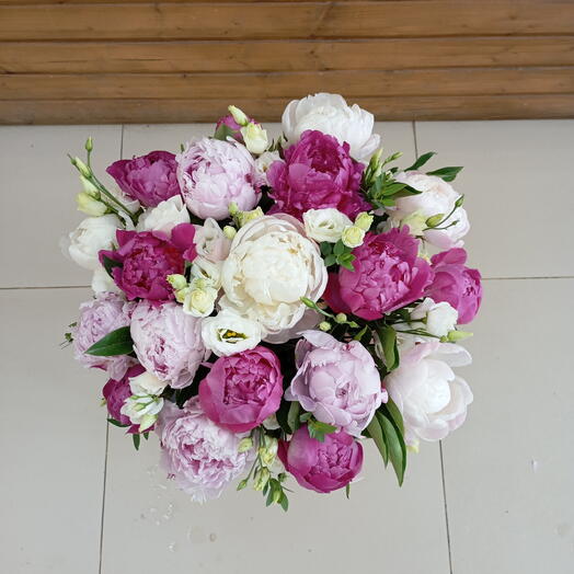 Композиция в шляпной коробке из 19 пионов и эустомы 🌸🌸🌸