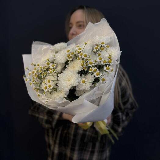 Букет пышный «Полевые грезы» (кустовая хризантема с полевой ромашкой)