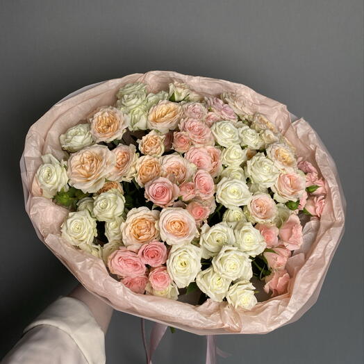 Нежный микс из 17 кустовых роз