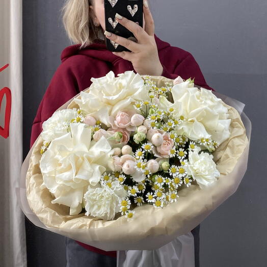 Летний букет из сезонных цветов ( французские розы , ромашки , диантусы , кустовые пионовидные розы )