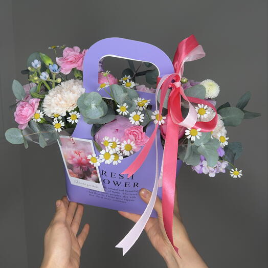 Цветы в сумочке fresh flower с открыткой «Только для тебя» | пионы, кустовые розы, диантусы, ромашки, эвкалипт