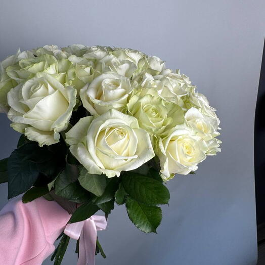 25 белых роз