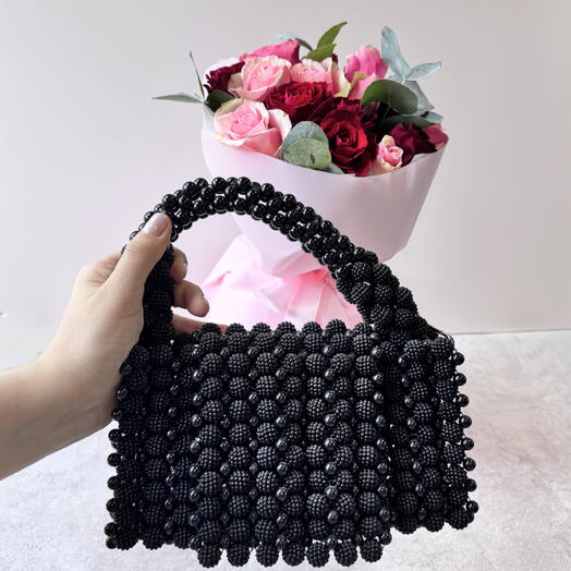 Эффектная черная сумка из бусин в дополнении с небольшим букетиком из роз 💖🗝️