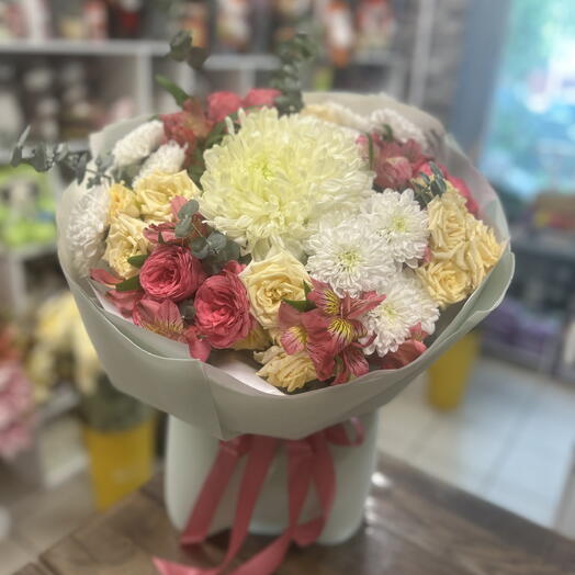 Букет из хризантем и кустовых роз