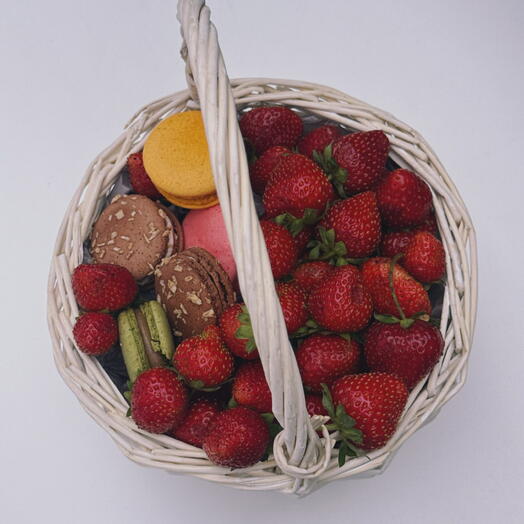 Корзина с ягодами и макарунсами