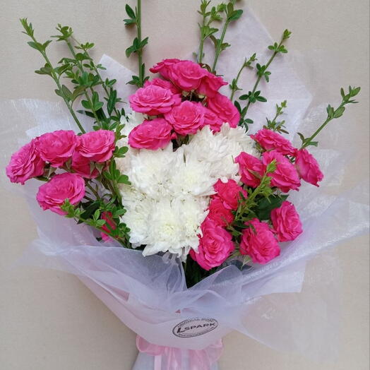 Pink roses and white Chrisantemus bouquet