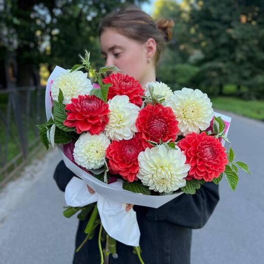 Большой букет из георгин