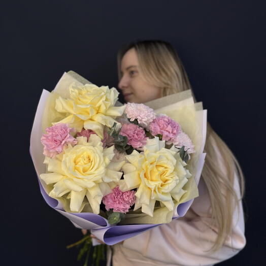 🌸 «Взгляд на тебя» — пышный букет из розы, хризантемы и гвоздики