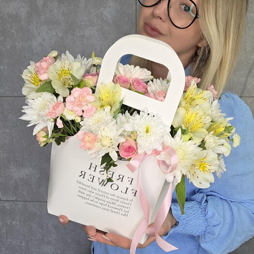 Нежная цветочная композиция в сумке 🌸