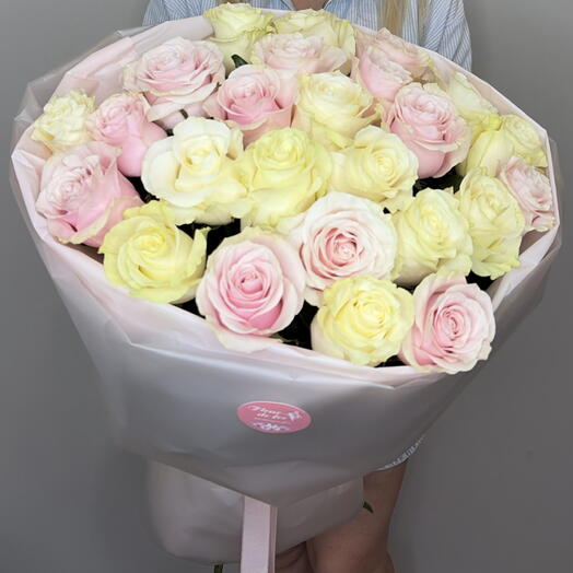 Букет 25 белых и розовых роз эквадор Mondial и Pink Mondial