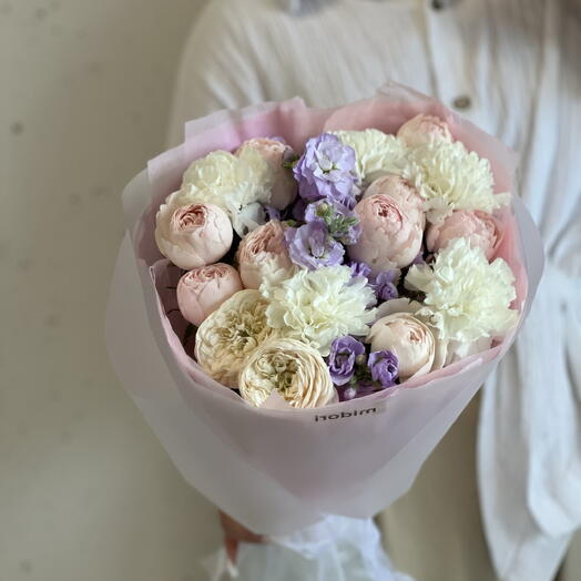 Букет нежный с кустовыми пионовидными розами и сиреневой  маттиолой 🩷💜