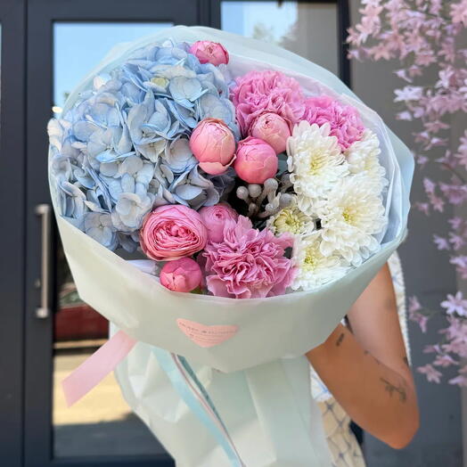 Авторский букет Mouse Flowers: Гортензия/Роза кустовая Сильва Пинк/Диантус/Хризантема кустовая/Бруния