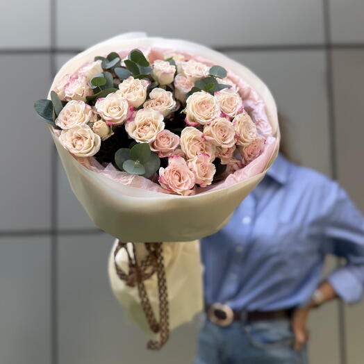 Монобукет «Пастельное чудо🌸🎀» из роз сорта Рефлекс с ароматным эвкалиптом 🍀