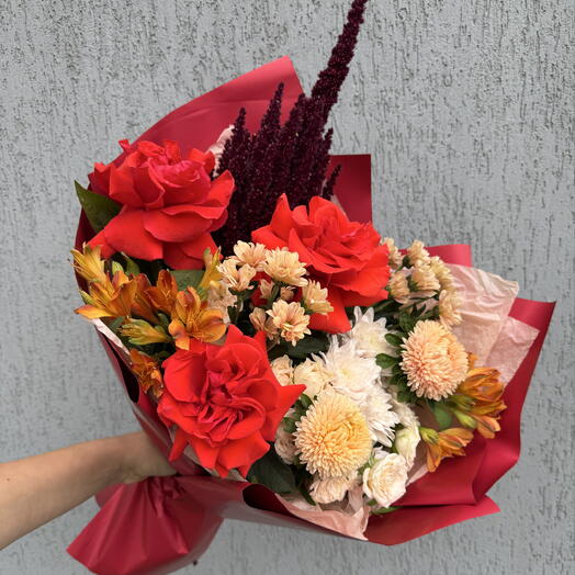 Букет с французской розой, амарантом, хризантемой, альстромирией, астрами