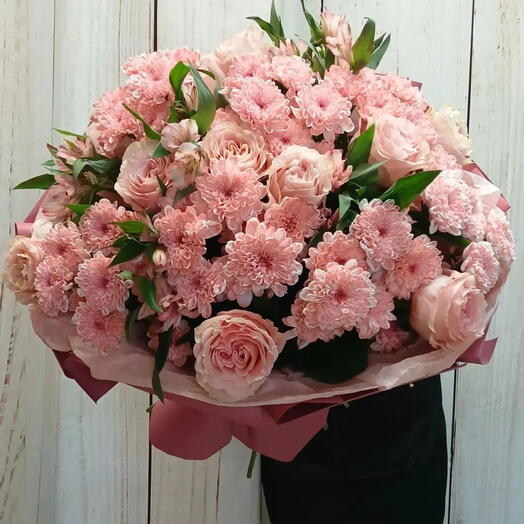 Букет из кустовых хризантем, пиновидных роз Эквадор и альстромерий Дыхание роскоши