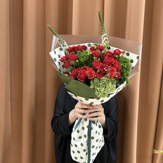 Кустовые розы в букете 💐