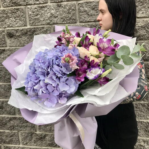 Букет с гортензией, белыми розами, альстромерией, эустомой и эвкалиптом в сиреневой упаковке «Чувства без слов» 💜💌🌸