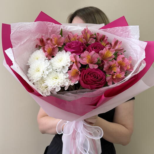 Яркий букет из малиновых роз, альстромерии и кустовой хризантемы Алтай 💐