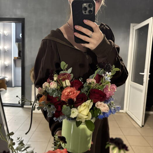 Композиция в коробке с розами