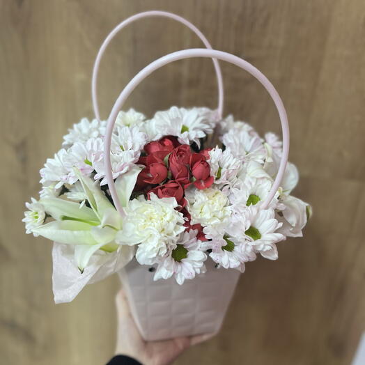 композиция из кустовых хризантем и кустовых роз